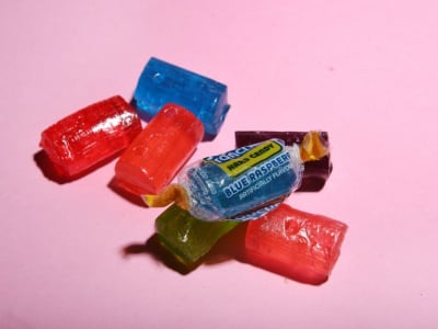 Bahaya Tersembunyi dalam Permen: Kenapa Mineral Oil Dilarang di Inggris Tapi Aman di AS?