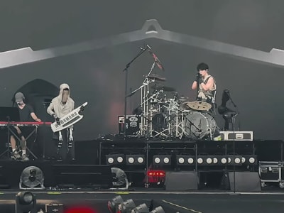 Robot Humanoid Adam Menggebrak Panggung Musik dengan Keytar di China