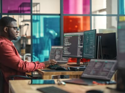 Palantir vs BigBear.ai: Metrik Keuangan Ungkap Pilihan Investasi AI Terbaik