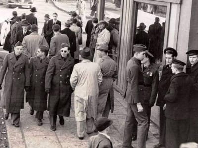 Misteri Foto Tahun 1940, Pria 'Penjelajah Waktu' dengan Ponsel Genggam?