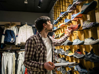 Harga Saham Deckers Turun, Tapi Kesempatan Beli yang Menjanjikan