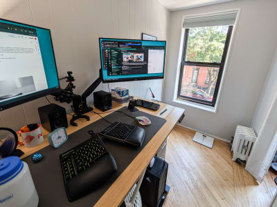 Rahasia Kenyamanan dan Produktivitas di Meja Kerja Cameron Faulkner