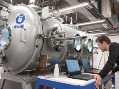 Simulasi Cryovolcanism Menguak Rahasia Perilaku Unik Air di Bulan Es