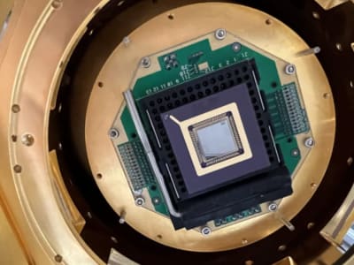 Lapisan Emas Atomik Tingkatkan Stabilitas Qubit di Komputer Kuantum