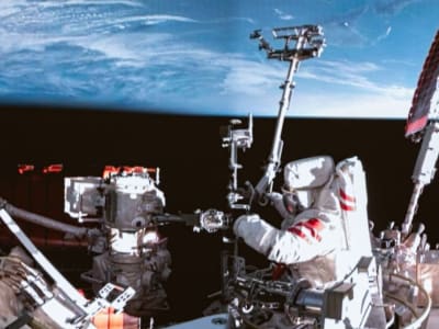 Astronot Cina Perbaiki Masalah Alat Stasiun Luar Angkasa Secara Tak Terduga