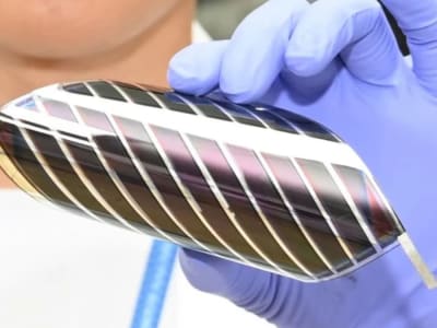 Inovasi Sel Surya Perovskite Fleksibel: Tahan Lama dan Bisa Diproduksi di Udara Terbuka