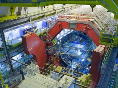 Penemuan Inti Emas Melalui Tabrakan Ultra-Perifer di LHC