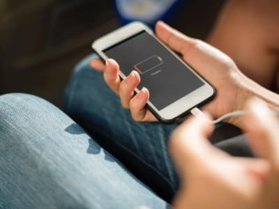 Cara Mengisi Baterai Ponsel dengan Benar Agar Awet dan Tidak Rusak