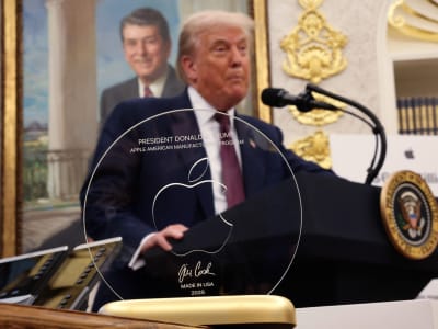 Tim Cook Berikan Hadiah Unik Saat Umumkan Produksi iPhone di AS