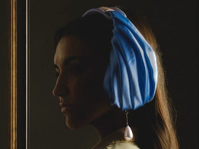 Casetify Rilis Pelindung AirPods Max Berdesain Girl with a Pearl Earring