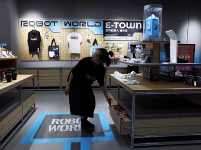 Robot Mall Beijing Pamerkan Robot Humanoid Canggih dari 40 Merek Tiongkok