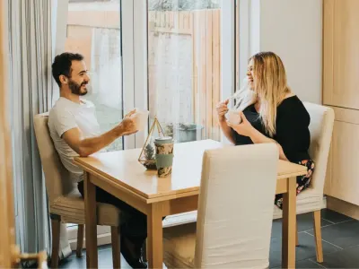 Gosip Ternyata Bisa Memperkuat Hubungan Pasangan dan Kebahagiaan Mereka