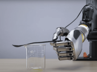 Robot PiPER dan Linkerbot Chius Tampilkan Ketelitian Kerja Laboratorium Mirip Manusia