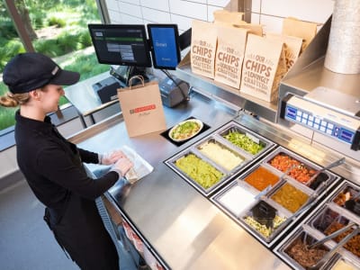 Chipotle dan Cava Investasi Besar untuk Otomasi di Restoran Fast-Casual