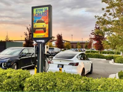 Inovasi EV Totem Gabungkan Pengisian Listrik dan Iklan Digital Ganda