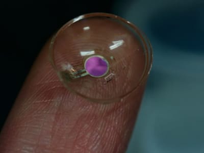 Lensa Kontak Nirkabel OLED Pertama untuk Diagnosis Retina yang Lebih Mudah