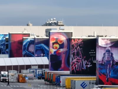 Tesla Gunakan Robot Pelukis Ulang Dinding Gigafactory Berlin dengan Grafiti Warna-warni