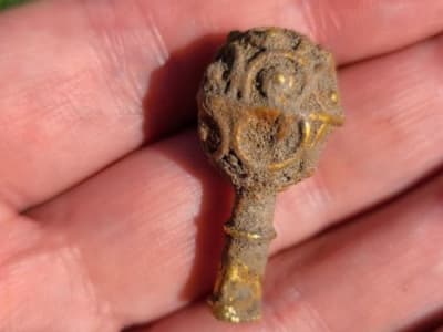 Mahasiswi Newcastle Temukan Pin Emas Langka Abad 9 di Bekas Jalan Romawi