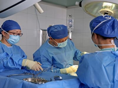 Keajaiban Medis di Shanghai: Pasien Hampir Terputus Leher Diselamatkan Operasi Langka