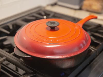 Le Creuset: Panci Favorit Jennifer, Simbol Tradisi di Era Gadget Pintar