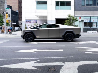 Saham Tesla Melonjak Setelah Isyarat Penurunan Suku Bunga Fed