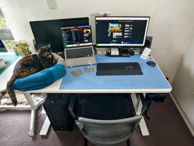 Mengintip Ruang Kerja Dominic Preston di London, Editor The Verge yang Simpul Teknologi dan Hobi