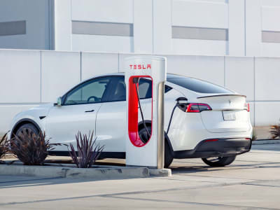 Perjalanan Saham Tesla: Untung Besar di Masa Lalu, Tantangan di Tahun 2025