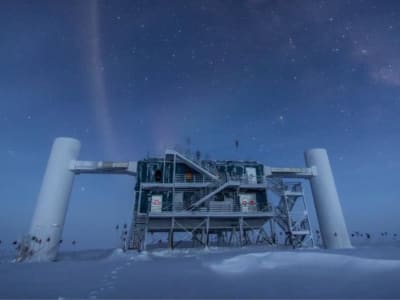 Algoritma Baru Mempercepat dan Memperbaiki Pelacakan Neutrino Asal Sinar Kosmik