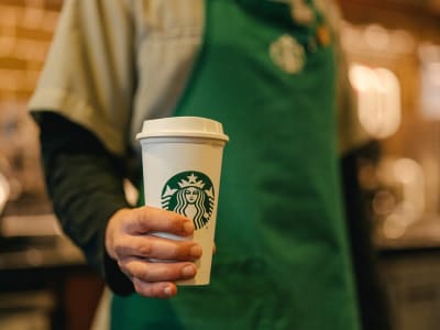 Starbucks Berjuang Bangkit, Sahamnya Tertinggal Jauh dari S&P 500