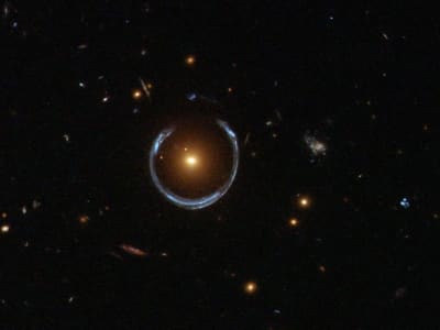 Penemuan Lubang Hitam Supermasif Terkonfirmasi dalam Lensa Gravitasi Cosmic Horseshoe