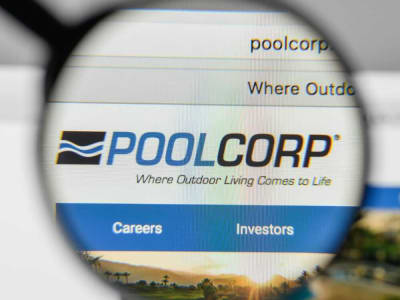 Saham Pool Corporation Turun Meski Laba Naik, Analis Prediksi Pemulihan 2025