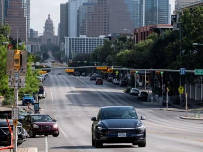 Tesla vs Waymo: Duel Robotaxi Otonom dan Strategi Perluasan Berbeda