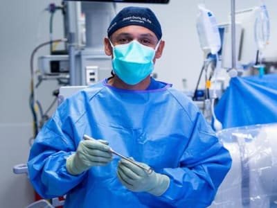 Operasi Tulang Belakang Pertama dengan Implan Personalisasi di Dunia