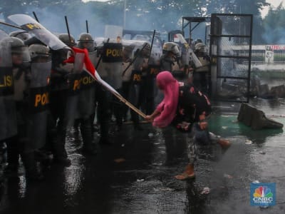 Ibu-Ibu Berkerudung Pink Viral Usai Demo dan Bentrok di DPR Jakarta