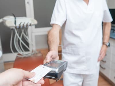 Worldpay Perpanjang Kemitraan Eksklusif dengan Henry Schein One untuk Pembayaran Terintegrasi