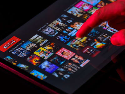 Netflix Kini Mirip TV Kabel: Dari Streaming Bebas ke Jadwal Tetap dan Iklan