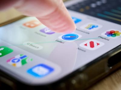 Hakim Izinkan Apple Pertahankan Google Sebagai Mesin Pencari Default Safari