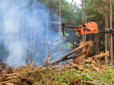 Drone Otonom dengan AI Terbang Masuk Asap Kebakaran untuk Prediksi Lebih Akurat