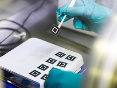 Terobosan Sel Surya Tandem Perovskit-Silikon Lebih Efisien dan Massal