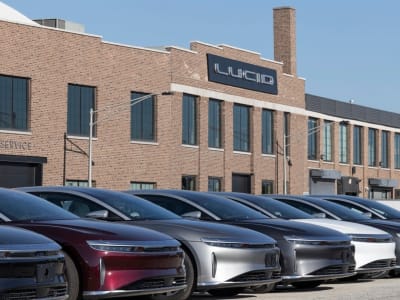 Uber Investasi Rp4,5 T di Lucid untuk Robotaxi Otonom Premium Tahun 2026