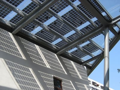 Monochrome Luncurkan Panel Surya Perak Estetis untuk Bangunan Modern