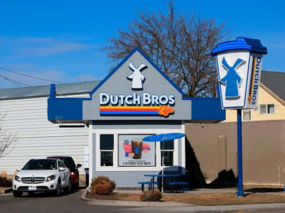 Dutch Bros: Strategi Ekspansi yang Bisa Mengalahkan Raksasa Kopi Starbucks