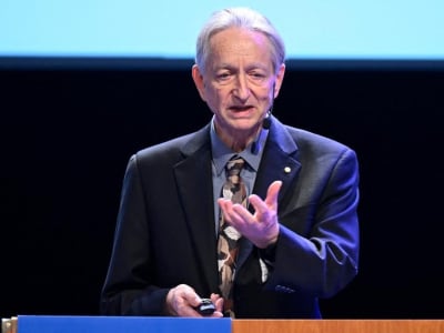 Bapak AI Geoffrey Hinton Sarankan Anak Muda Jadi Tukang Ledeng Demi Aman dari AI
