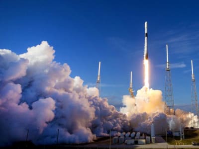 SpaceX Membeli Spektrum Rp 279.56 triliun ($17 Miliar)  untuk Layanan Seluler Starlink Global