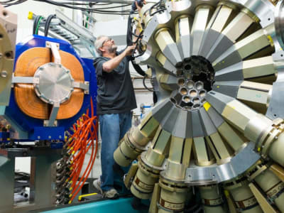 Ilmuwan Lacak Perubahan Hidrogen dalam Baja Tahan Karat Secara Real-Time