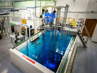 Studi Kinerja Bahan Bakar HALEU untuk Reaktor Modular Kecil dan Mikro