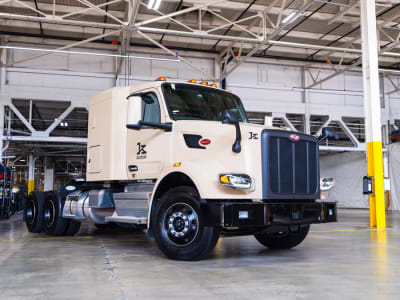 Kodiak dan Roush Rilis Truk Otonom Pertama dari Jalur Produksi Pabrik