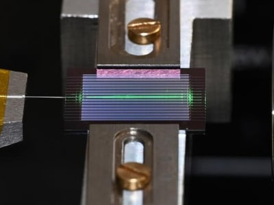 Terobosan Chip Laser Broadband Efisiensi Tinggi untuk Teknologi Masa Depan