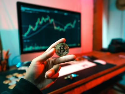 Strategi Bitcoin Terpionir: Peluang Beli di Tengah Turunnya Saham MSTR?