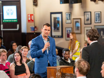 Membedah Fenomena 'Deeply Online' di Balik Penembakan Charlie Kirk